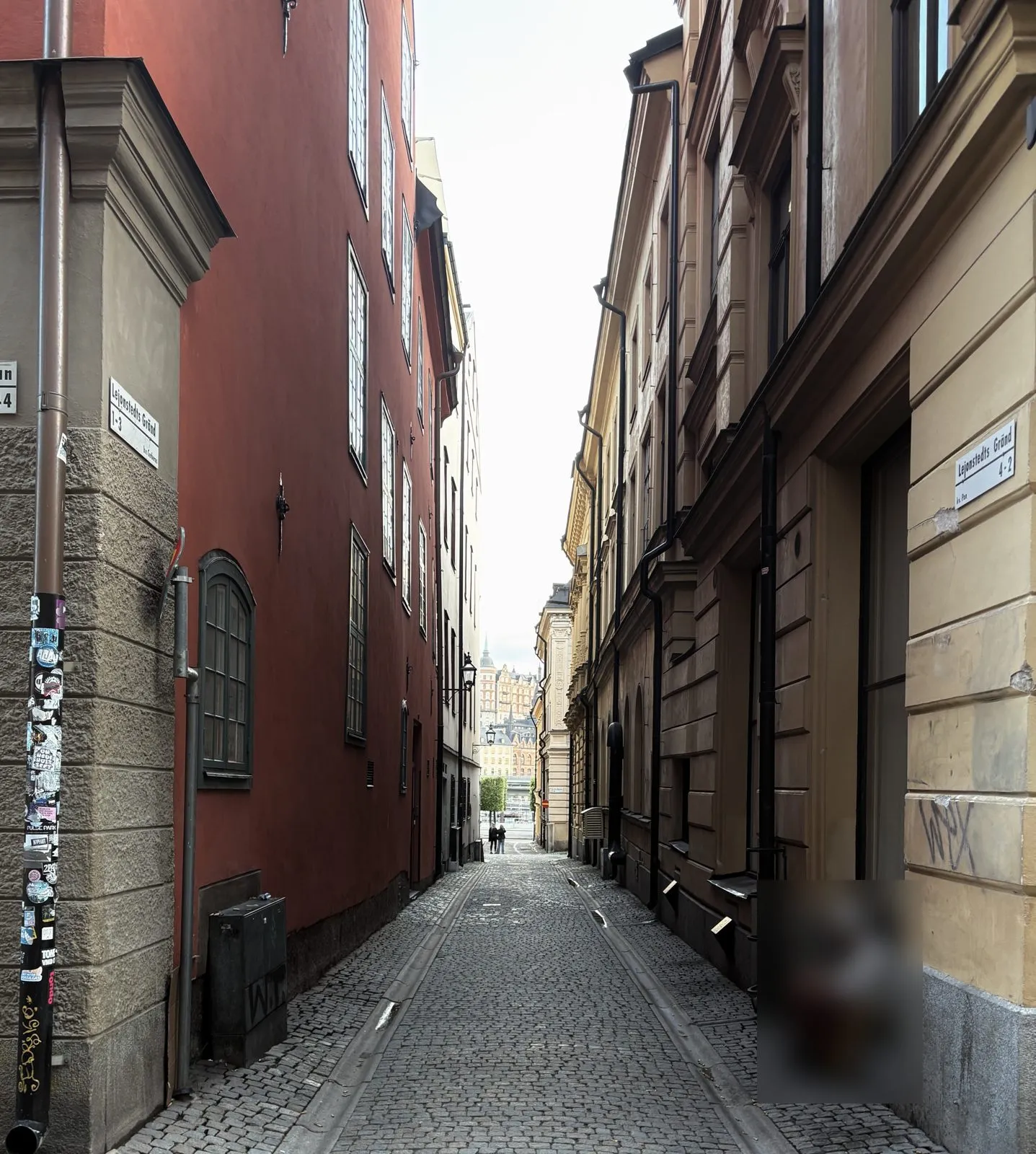 ストックホルム旧市街の細い路地。両側の建物の壁が迫り、奥まで石畳が続く