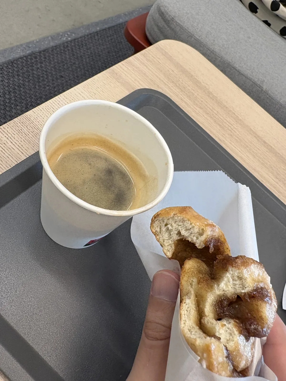 コーヒーと、かじりかけのシナモンロール