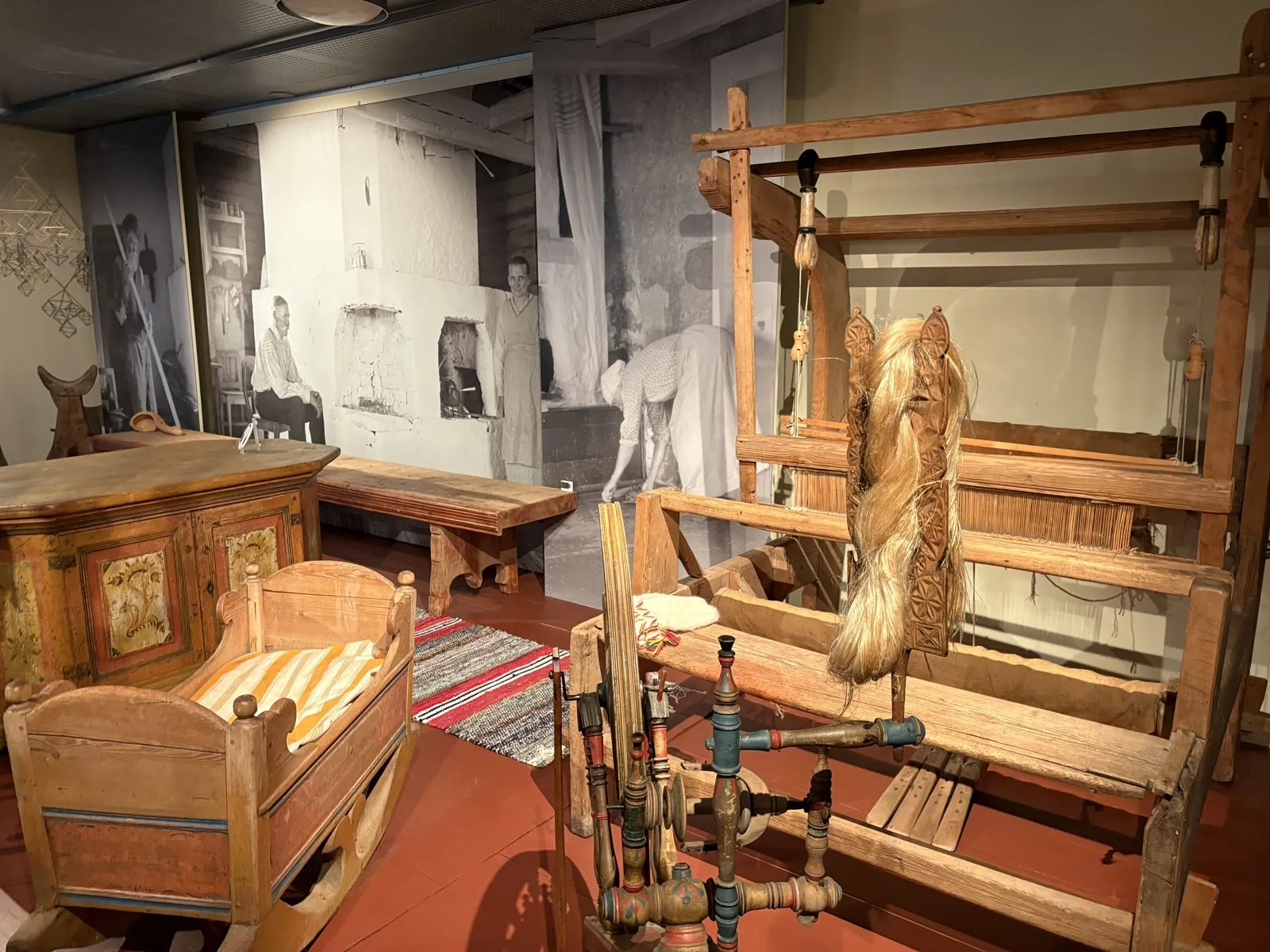 トルニオ谷の博物館の展示。昔の織機や家具が並ぶ