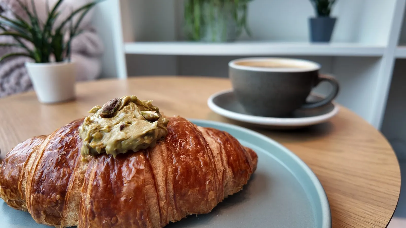 タリンのカフェで頼んだ、ピスタチオのクロワッサンとアメリカーノ