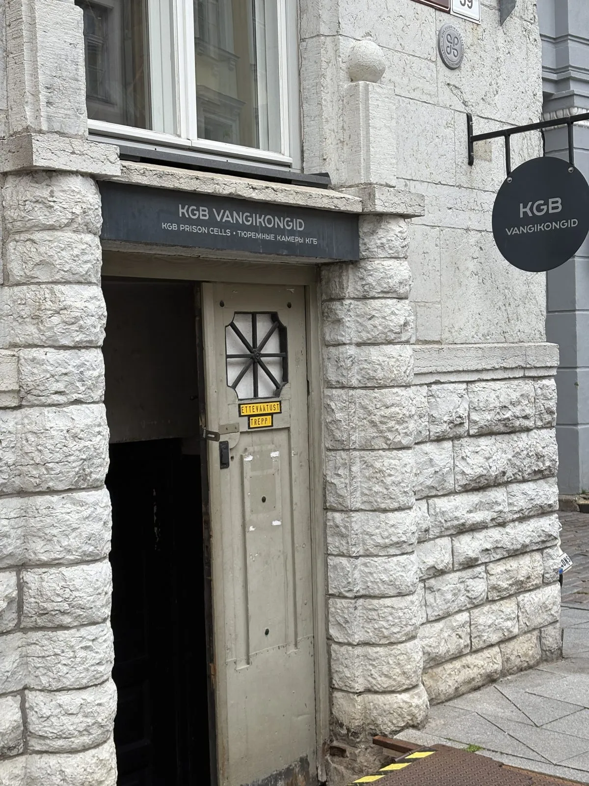 タリン旧市街、KGBの監獄跡「KGB Prison Cells」の入り口