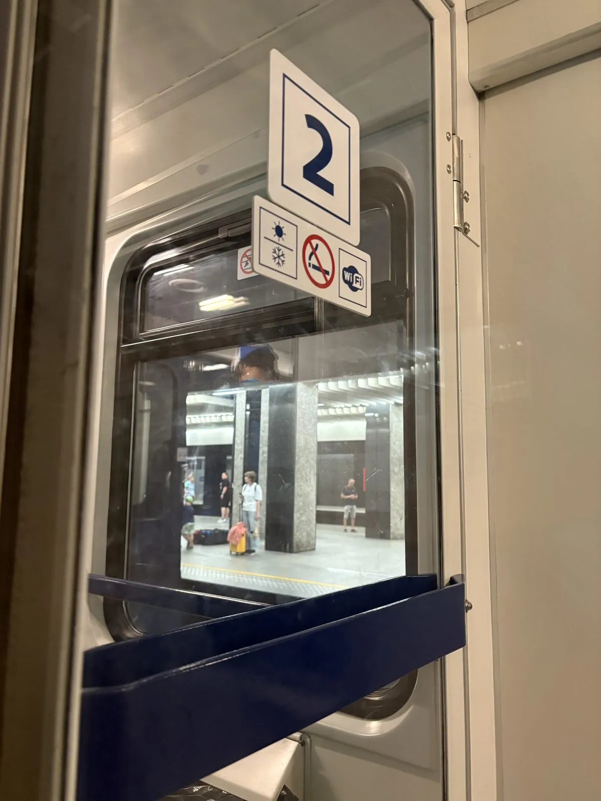 チェコへ向かう列車の2等車のドア