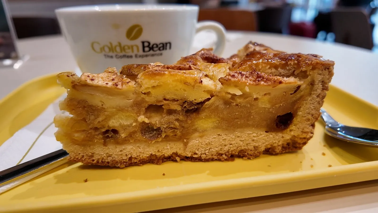 駅のカフェ「Golden Bean」のコーヒーと、りんごのケーキ