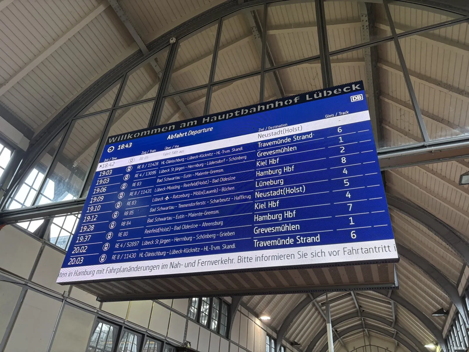 リューベック中央駅の発車案内板。「ようこそリューベック中央駅へ」の文字
