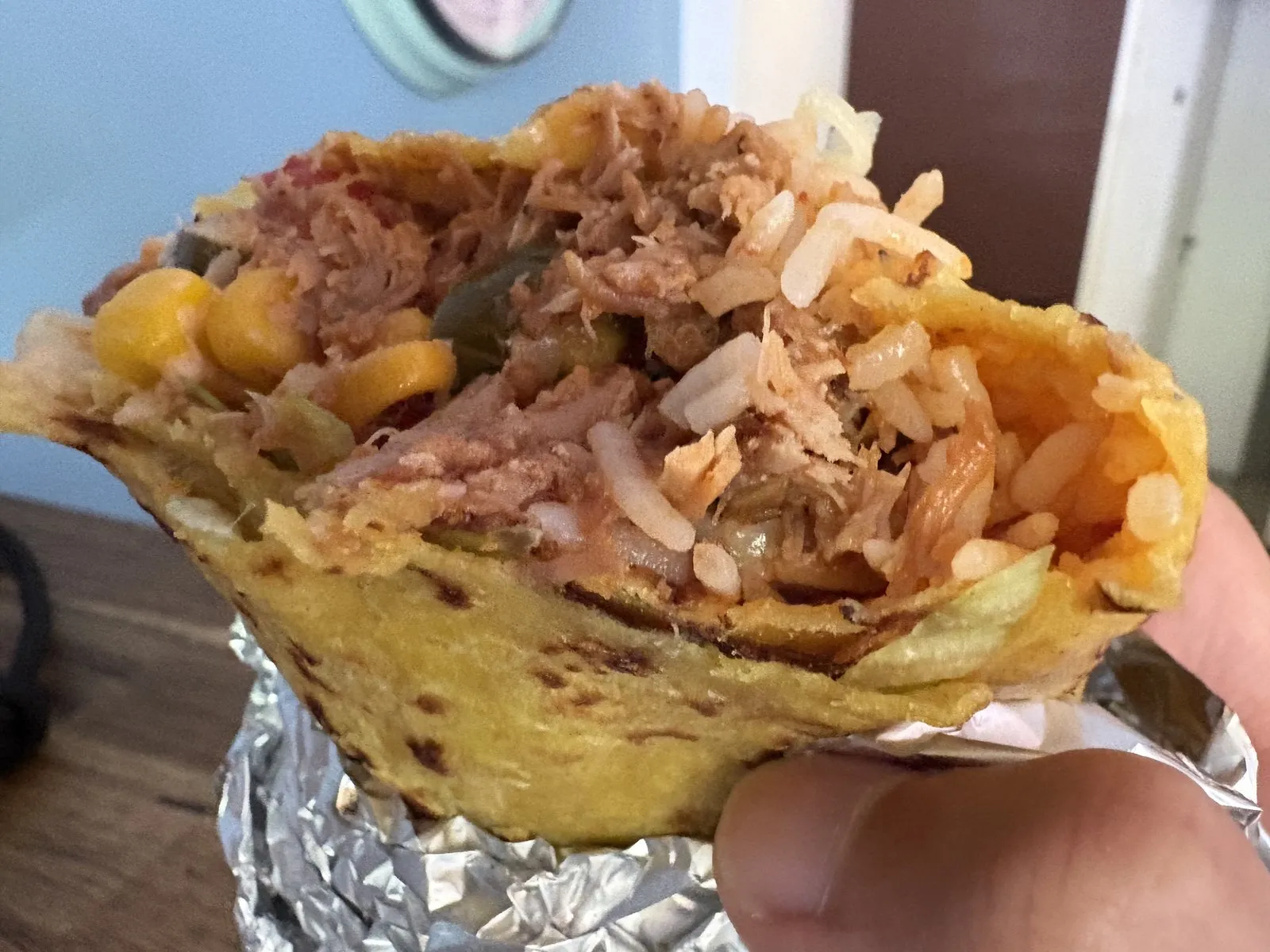 Burrito Friendsのブリトー。ほぐした肉とライス、コーンがぎっしり