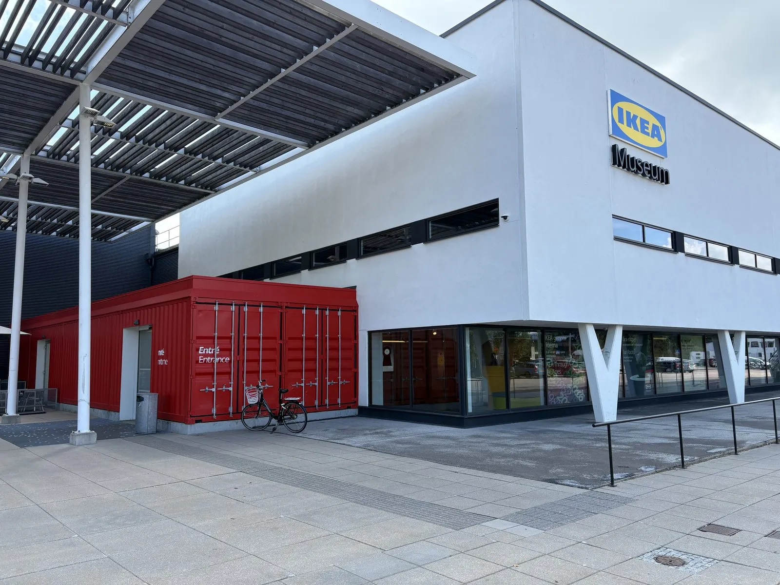 IKEA博物館の外観。白い建物の足元にV字の柱が並び、赤いコンテナが入口になっている
