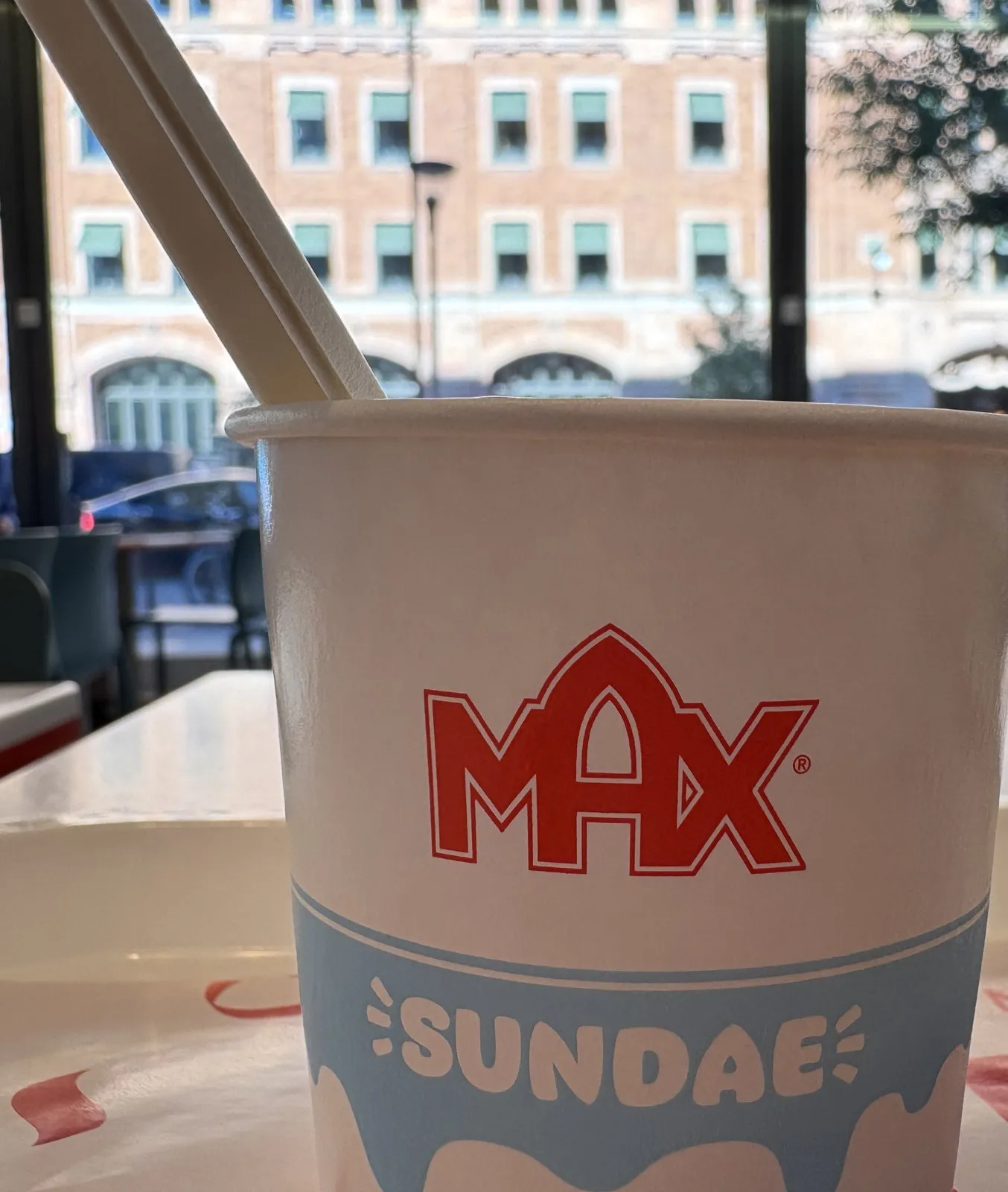 Maxのサンデー。窓の外には、ストックホルムの古い建物