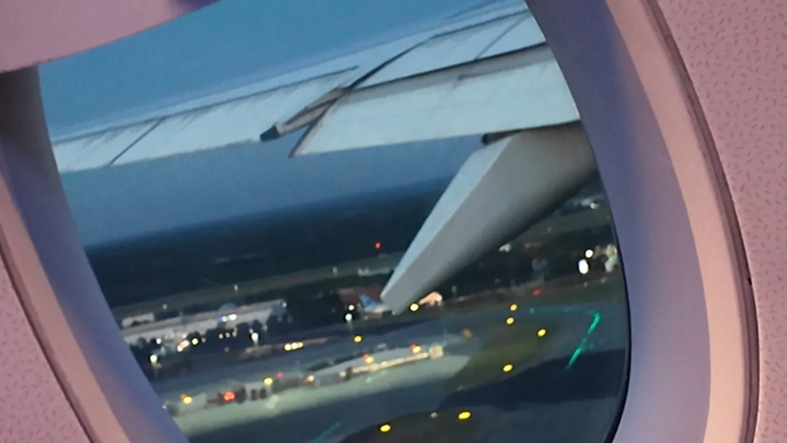 機内の窓から見た、夜のアーランダ空港の灯り